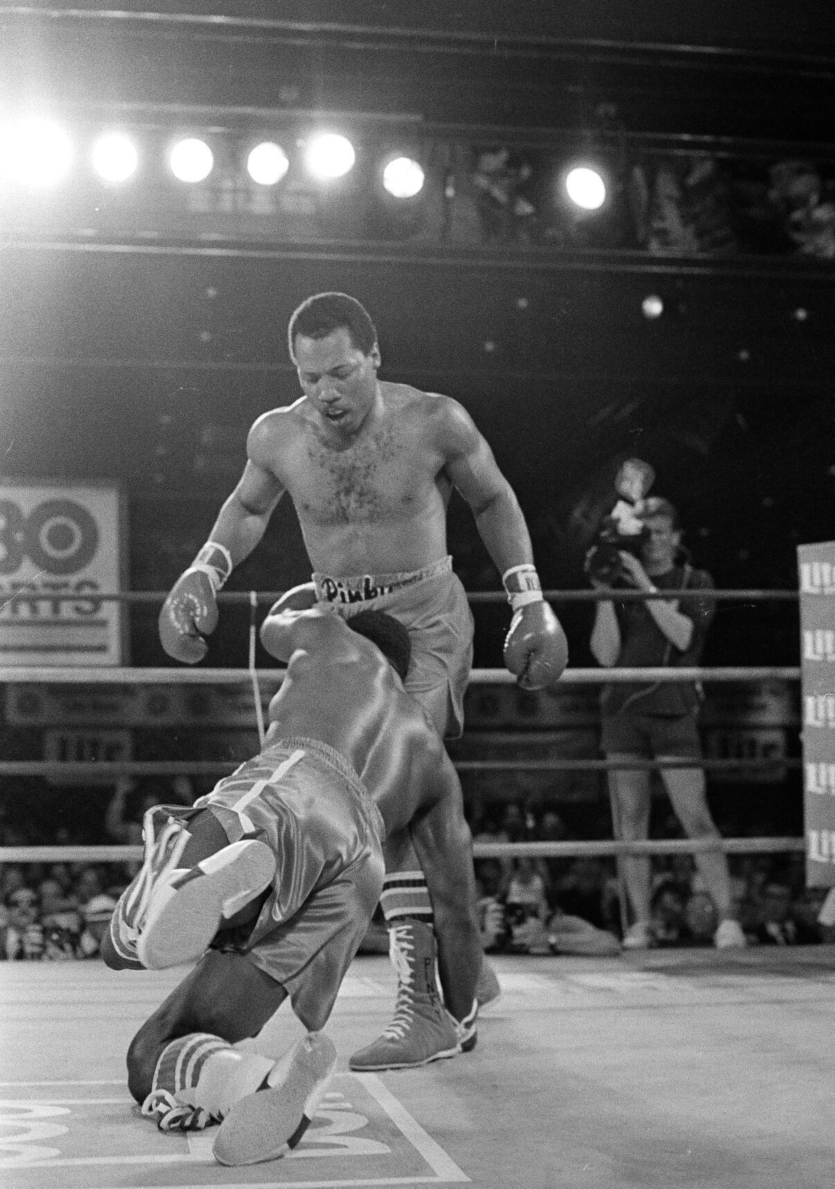 1985: Pinklon Thomas knocks out Mike Weaver to defend WBC heavyweight title